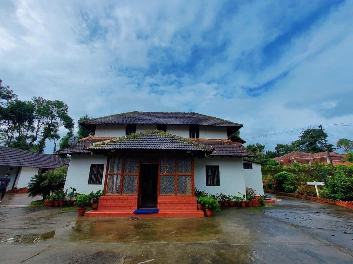 Sardar Bahadur'S Heritage Bungalow Estate Stay Napoklu Kültér fotó